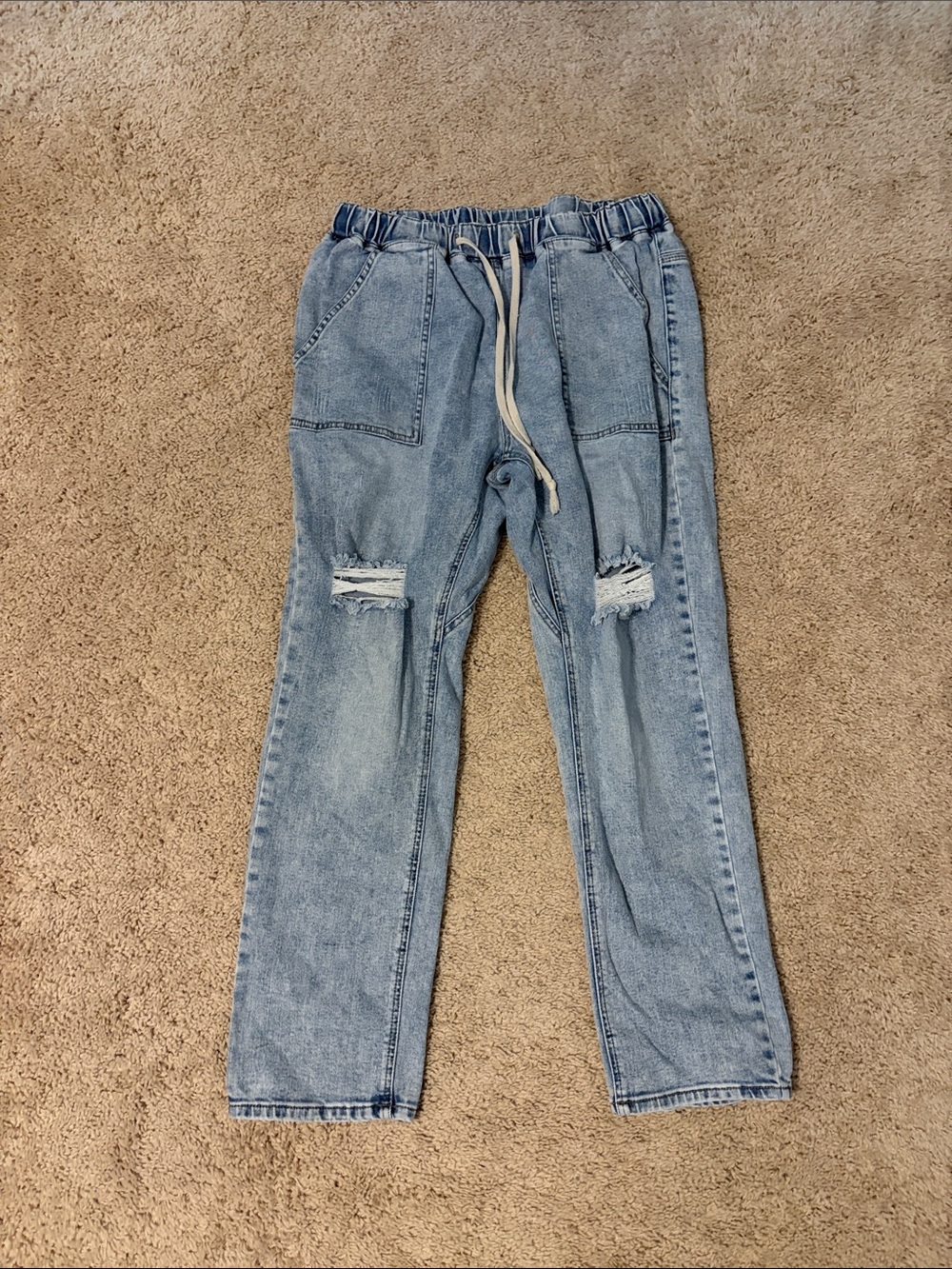 Light Wash Elastic Waist Women’s Jeans with Knee Distress
